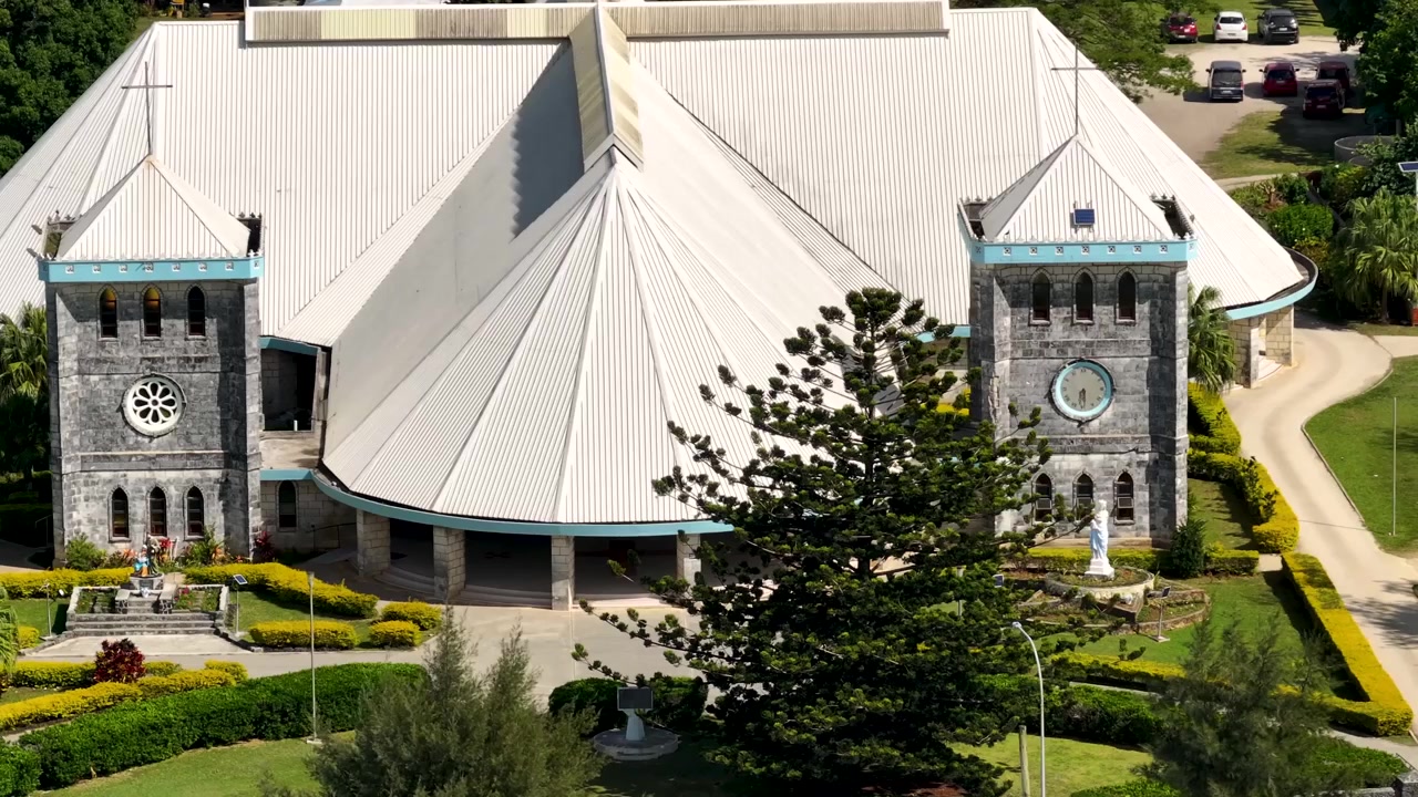 Catedral Católica na capital de Nukualofa, Tonga. Close-up bonito de drone de torres e parque