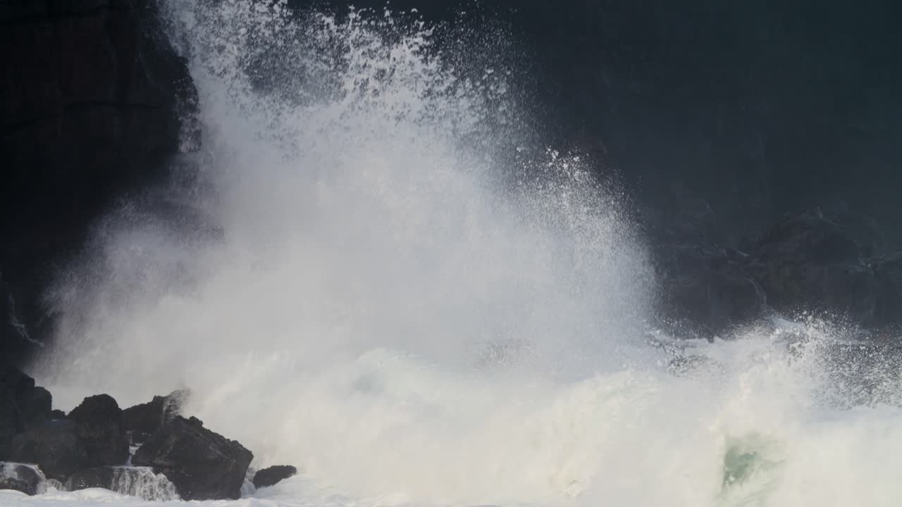 극단적인 느린 동작으로 바위가 많은 해안에 파도가 부딪친다