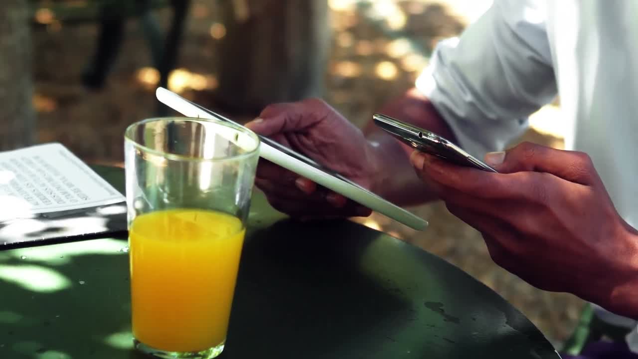 sección media del hombre usando tableta digital y teléfono móvil