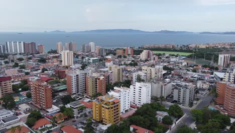 Vista-Aérea-De-La-Ciudad-De-Lecheria,-Ubicada-En-El-Norte-Del-Estado-Anzoátegui,-Venezuela