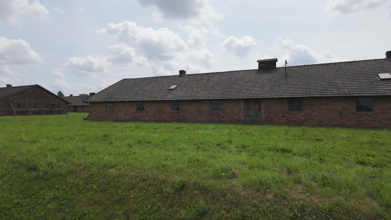 아우슈비츠-비르케나우 강제 수용소 (auschwitz-birkenau concentration camp) 는 은 하늘 아래의 벽돌 건물로, 기억과 역사를 강조하며, 폴란드에 위치하고 있으며, 과거 사건에 대한 반성을 불러일으킨다.