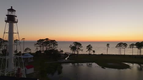 Aérea-De-Una-Hermosa-Puesta-De-Sol-Y-El-Océano-Detrás-Del-Faro-De-Cabo-San-Blas-En-Port-St