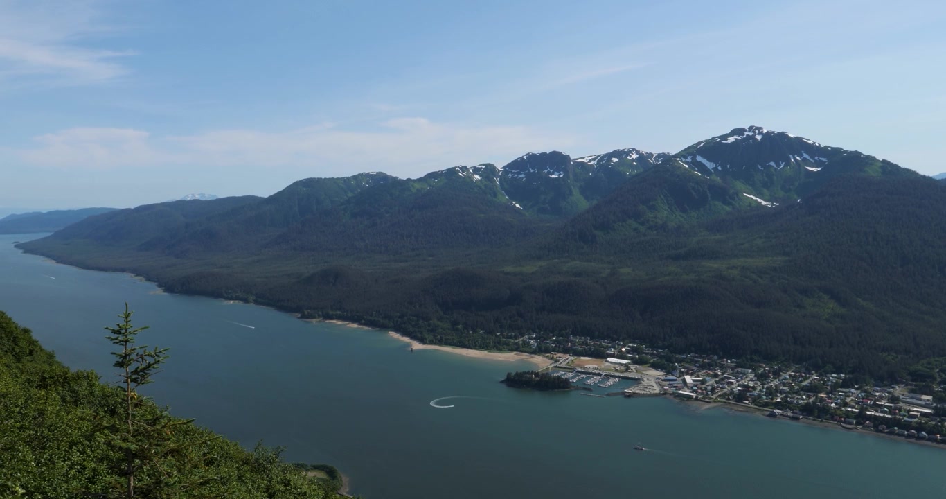 Gastineau Kanal og sneklædte Mount Bradley, Douglas Island, Juneau, Alaska.