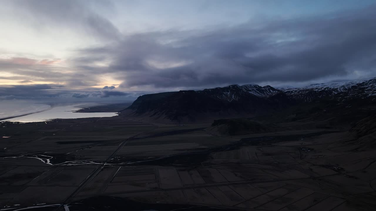 lapso de tiempo, vista aérea del paisaje del valle montañoso en islandia, con un dramático paisaje nublado nocturno