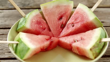 Wassermelonenscheiben-Im-Teller-Aufbewahrt