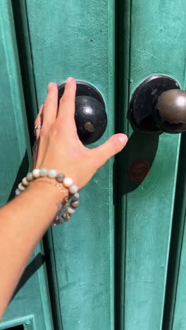 la mano en una puerta de azul azul
