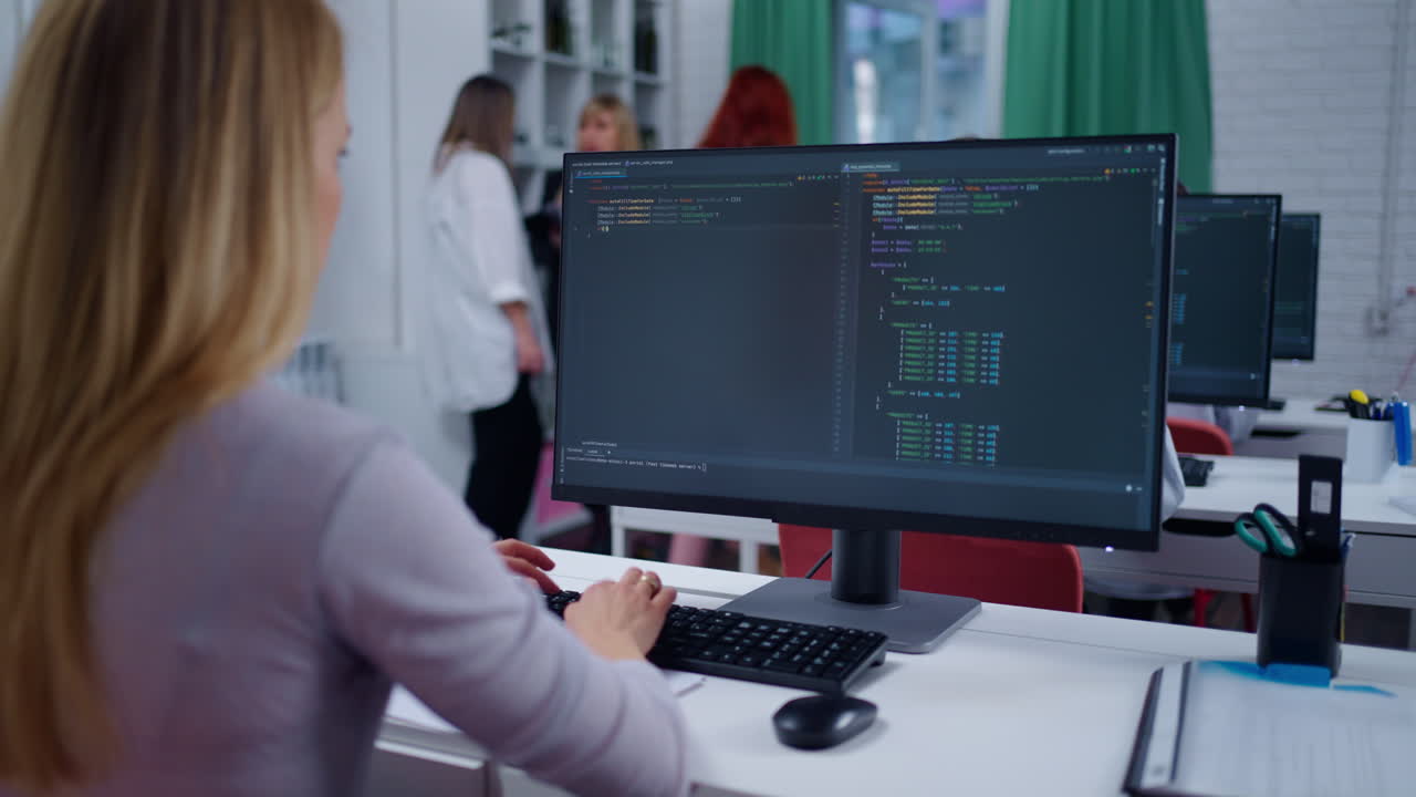mujer codificando en una computadora