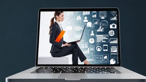 mujer de negocios trabajando en una computadora portátil que muestra crecimiento