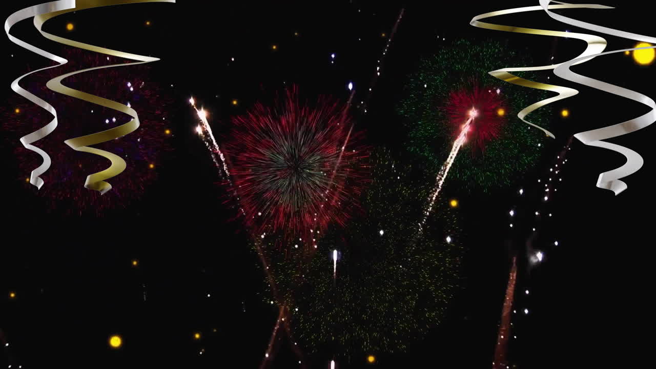 animación de banderas de fiesta y fuegos artificiales sobre fondo negro