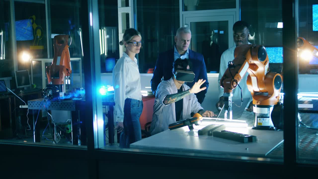 vr 기술을 사용하여 산업 로을 훈련하는 엔지니어