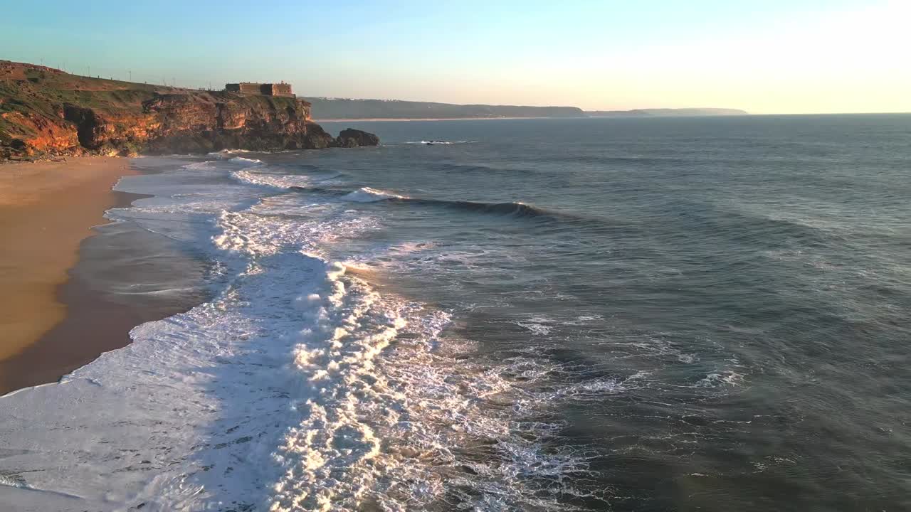Solnedgångsvågor vid Praia Do Norte-stranden, Nazaré, Portugal. Fridfullt och naturskönt.