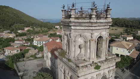 Drohne-Schwenkt-über-Eine-Kleine-Stadt,-Die-Den-Zentralen-Turm-Umkreist,-Auf-Der-Insel-Zakynthos,-Griechenland