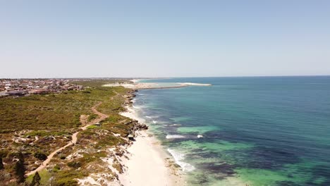 über-Dem-Weißen-Sandstrand-Und-Dem-Tiefblauen-Wasser-Des-Ozeanriffs,-Luftaufnahme