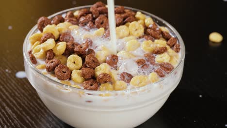 Frühstück-Schokoladen-Mais-Müsli-In-Einer-Schüssel-Mit-Milch.