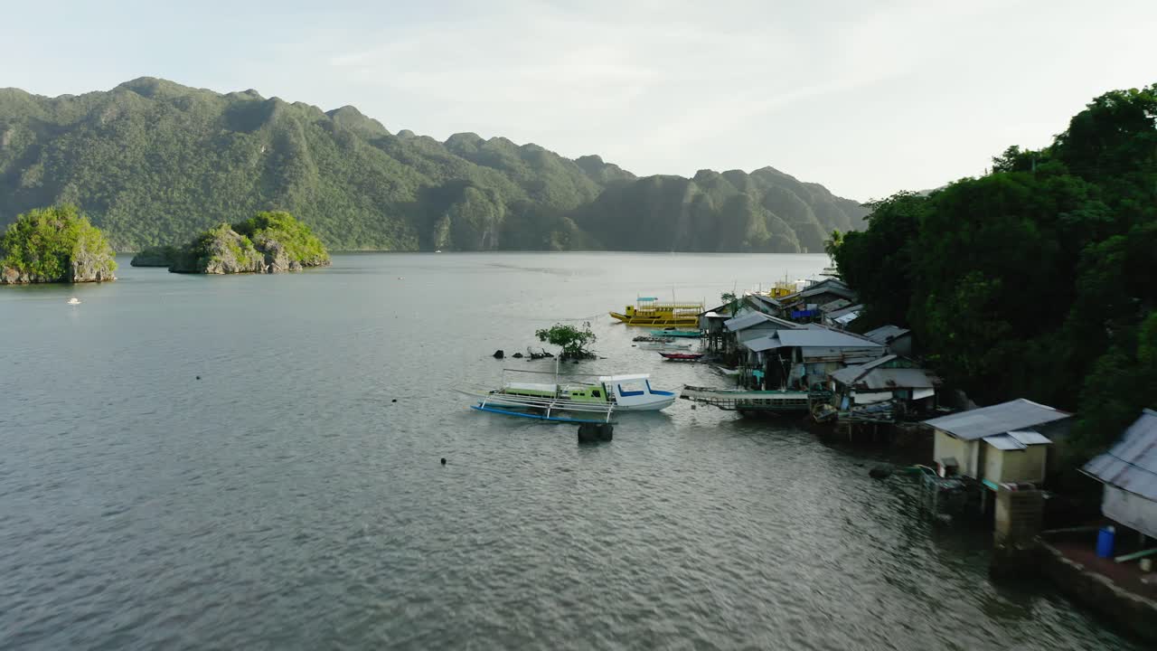 antena sobre barcos banca amarrados en las islas coron en filipinas