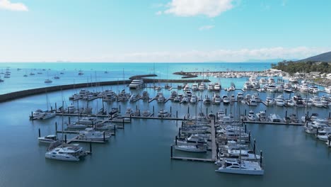 panorámica a través del mar de coral marina airlie playa llena de embarcaciones de recreo