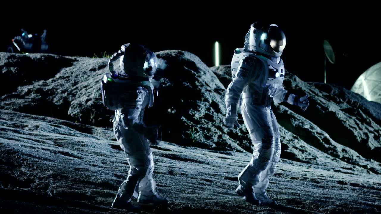 astronautas masculinos y femeninos con trajes espaciales bailan en la superficie del planeta alienígena. la humanidad coloniza el tema de la celebración del espacio.