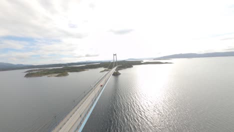 vehículo cruzando el puente bomla durante el día soleado en noruega