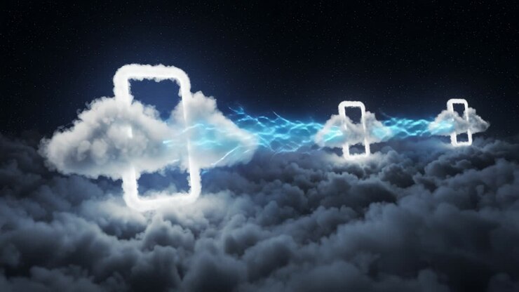 En futuristisk visualisering af dataudveksling i Cloudcomputing, der viser silhuetter af mobiltelefoner, som dukker op fra æteriske skyer med elektriske energignister