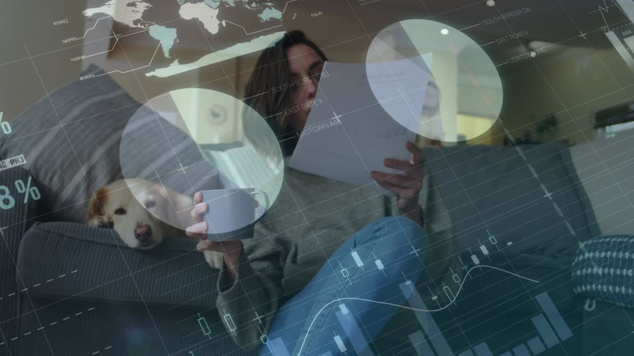 animación de diversos gráficos y datos sobre la mujer caucásica con perro que trabaja en casa