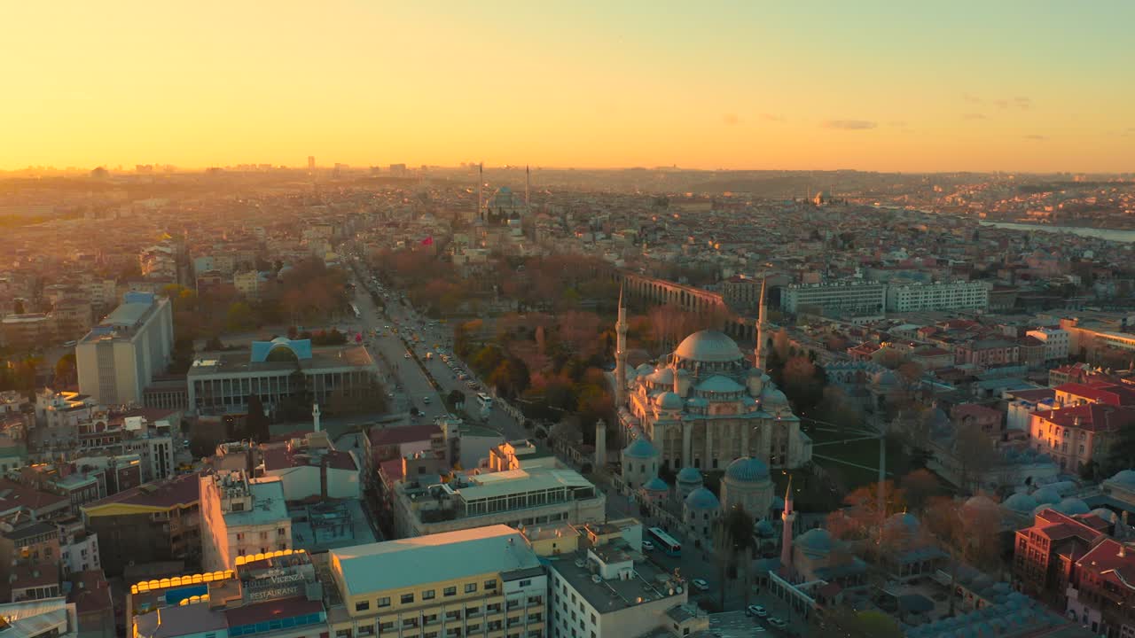 alrededor de la mezquita y la vista panorámica de la ciudad a la hora de la puesta del sol en estambul, turquía. vista aérea 4k.