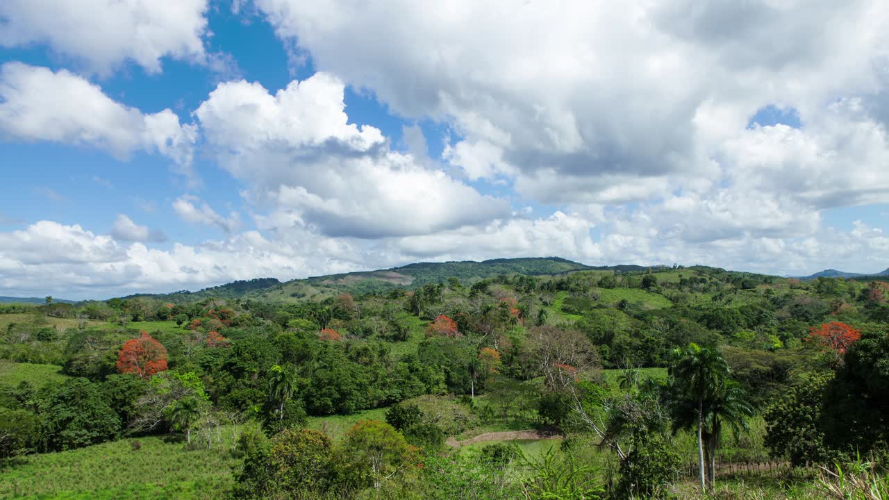 hermoso lapso de tiempo nublado en las montañas