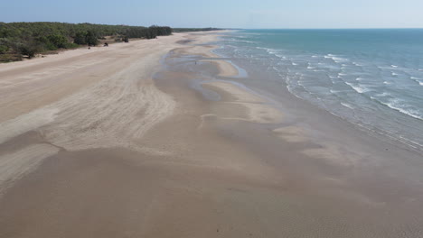 Langsamer-Drohnenschuss,-Der-Sich-Vom-Wasser-In-Richtung-Strand-Am-Leepunkt-Im-Nördlichen-Territorium-Bewegt