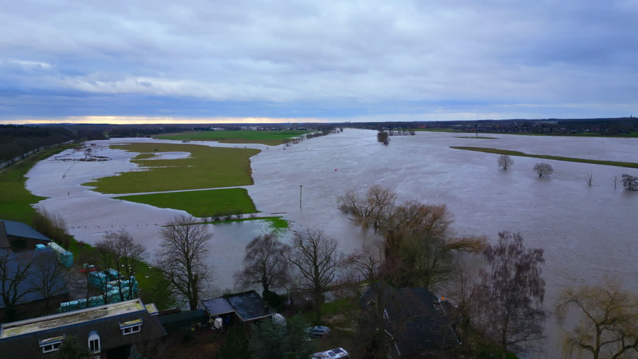 네덜란드의 림부르크에 있는 메우스는 홍수 평야의 연안에서 물 아래로 아나옵니다.