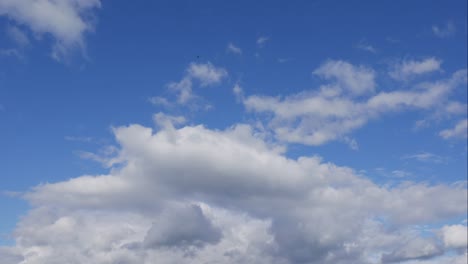 cielo azul nubes blancas. nubes puffy fluffy blancas. nube cúmulo scape lapso de tiempo. verano cielo azul lapso de tempo. dramático majestuoso increíble cielo azul. nubes blancos suaves se forman. nubes fondo lapso de time