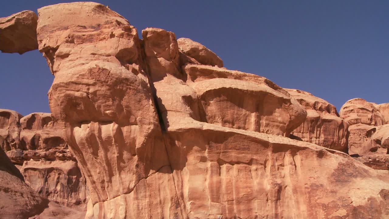 pan a través de una formación de arco increíble en el desierto de sadi en wadi rum jordania