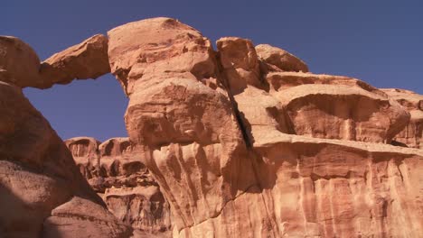 pan a través de una formación de arco increíble en el desierto de sadi en wadi rum jordania
