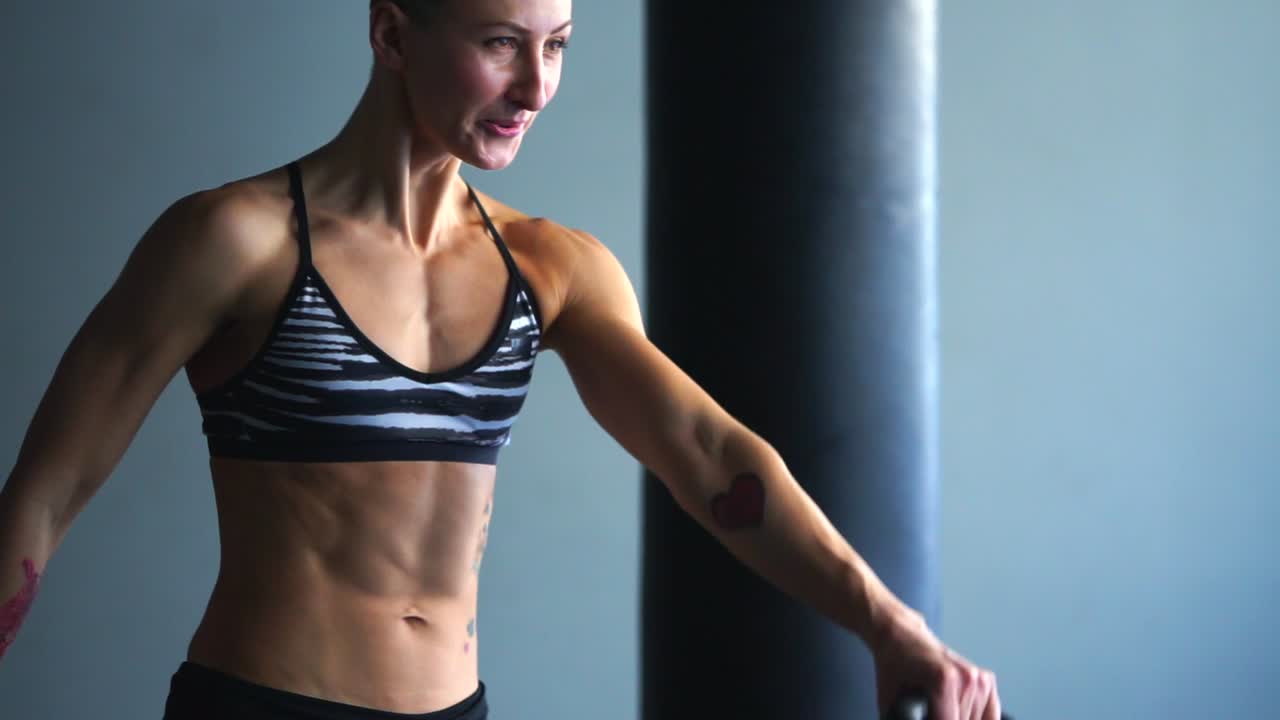 mujer haciendo ejercicio con kettlebell