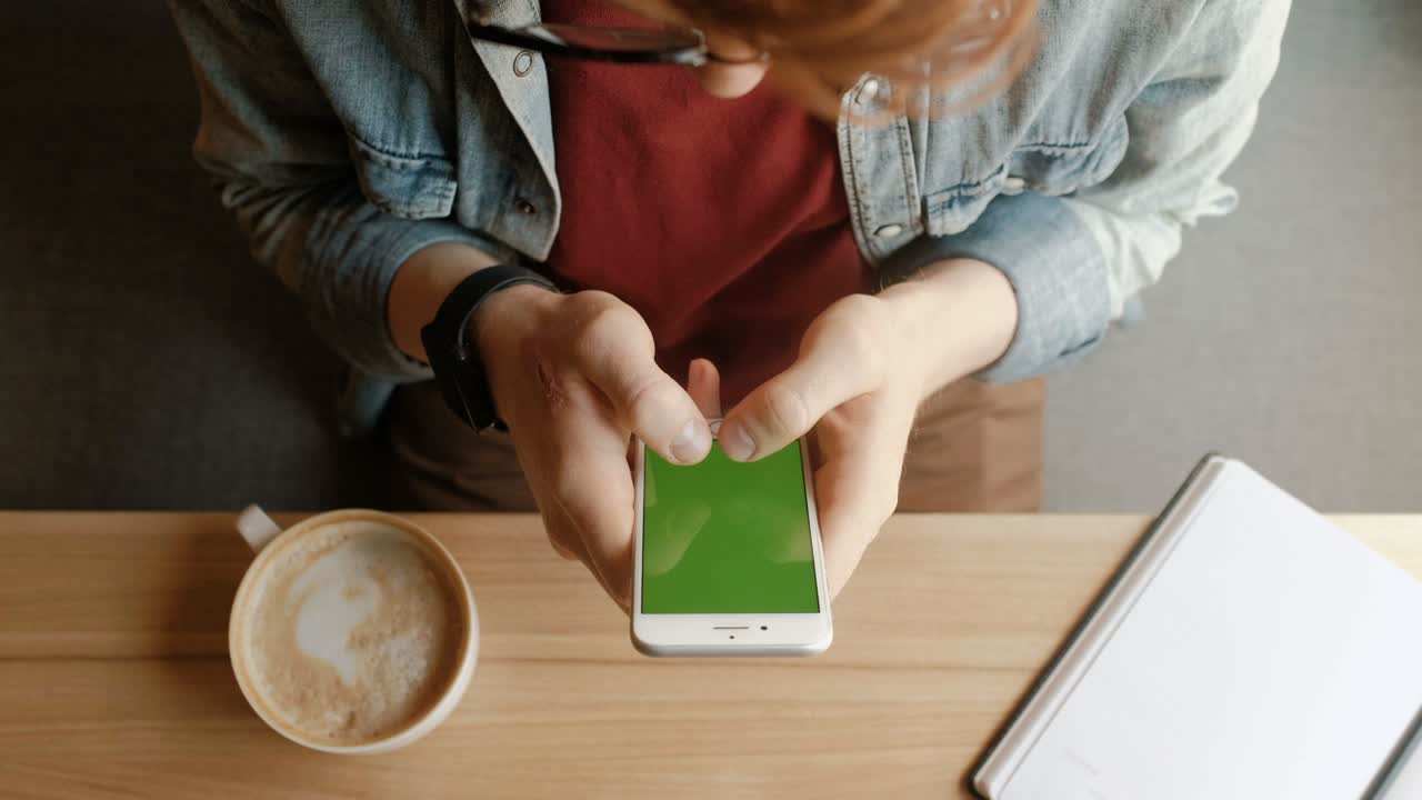 hombre usando teléfono inteligente, mensajería
