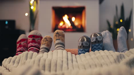 navidad, calcetines y familia acogedora junto a la chimenea