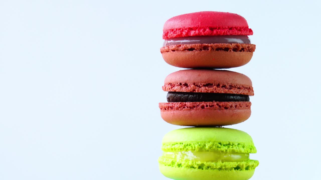 torre de macarrones multicolores aislados sobre un fondo blanco