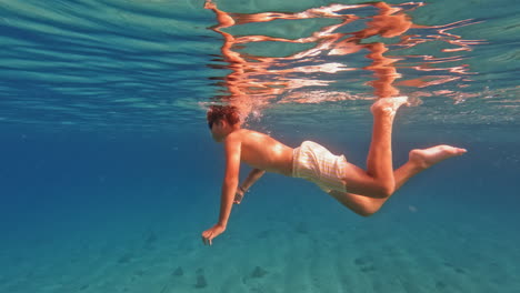 Unterwasserschwimmen-Im-Meer