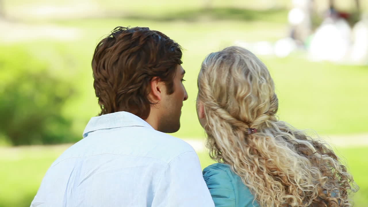 서로 에 있는 커플이 키스를 나누고 있는 뒷면