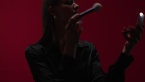 mujer aplicando maquillaje