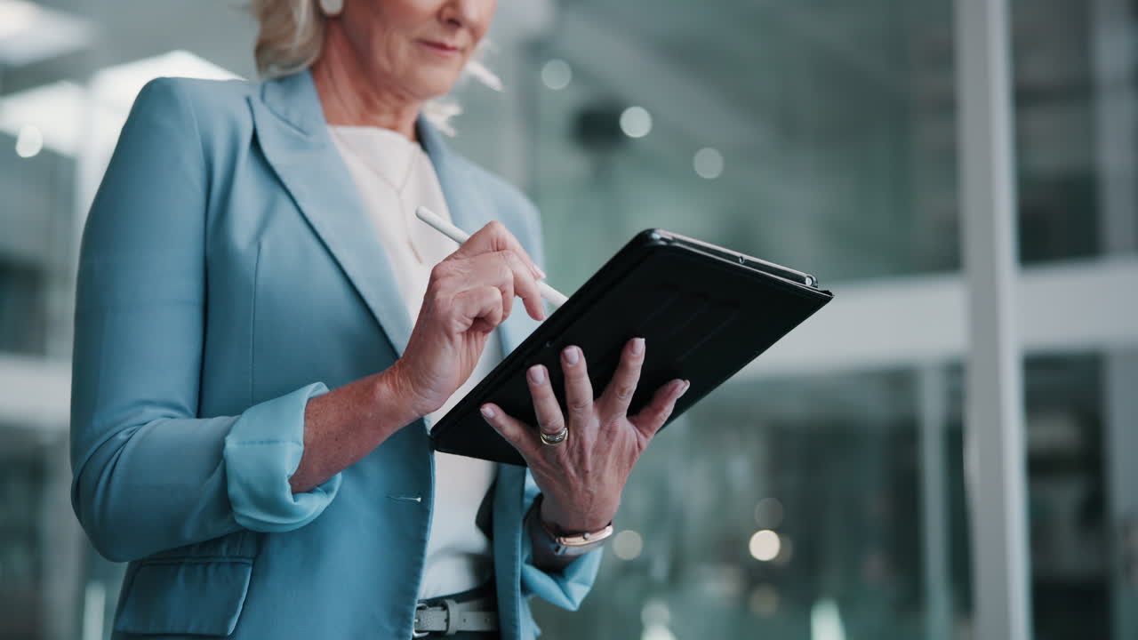 Empresaria usando una tableta