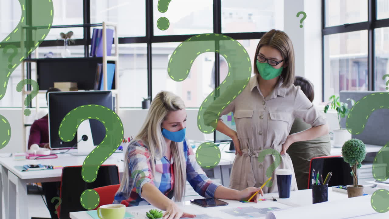 анимация вопросительных знаков над различными бизнесменками, носящими маски и использующими компьютер