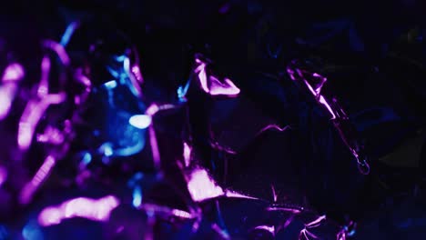 primer plano de manchas azules de luces azules sobre fondo negro en cámara lenta