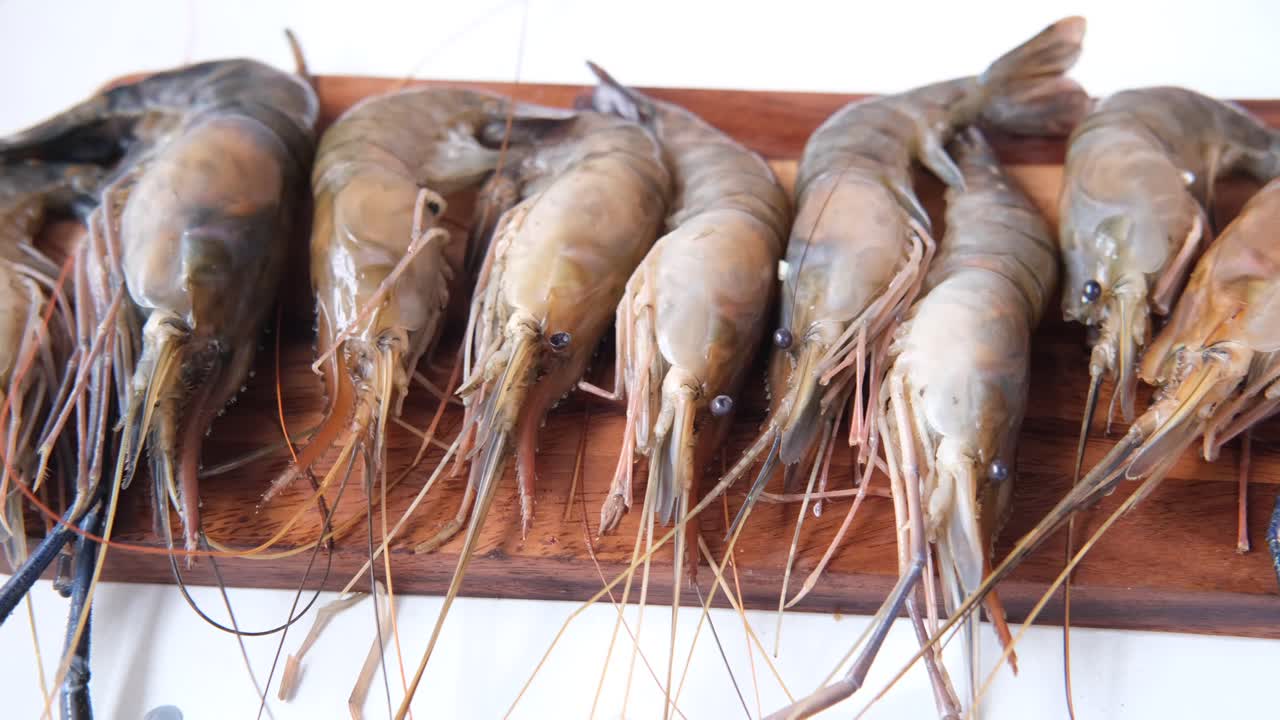 목조 절단판에 신선한 원시 새우