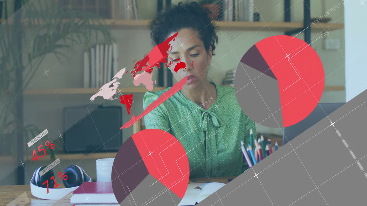 animación del procesamiento de datos financieros sobre una mujer biracial usando una computadora portátil