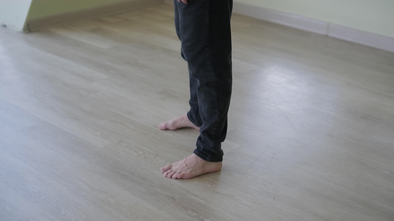 стильный молодой человек танцует брейк-данс и хореографию. выступление, движение, стиль и концепция моды