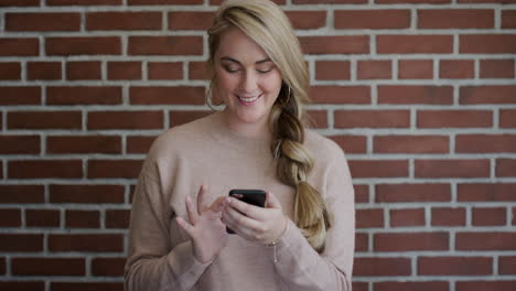 Retrato-Hermosa-Joven-Rubia-Usando-Un-Teléfono-Inteligente-Navegando-Enviando-Mensajes-De-Texto-Disfrutando-De-La-Comunicación-Móvil-En-Cámara-Lenta