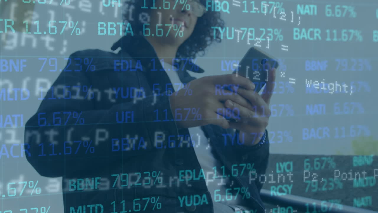animazione dell'elaborazione dei dati del mercato azionario su un uomo biraciale che usa uno smartphone sulle scale