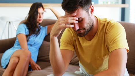 pareja ignorándose entre sí en la sala de estar