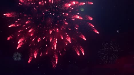 4k hermosos fuegos artificiales multicolores en el cielo nocturno. los fuegos artificials de año nuevo muestran explosiones