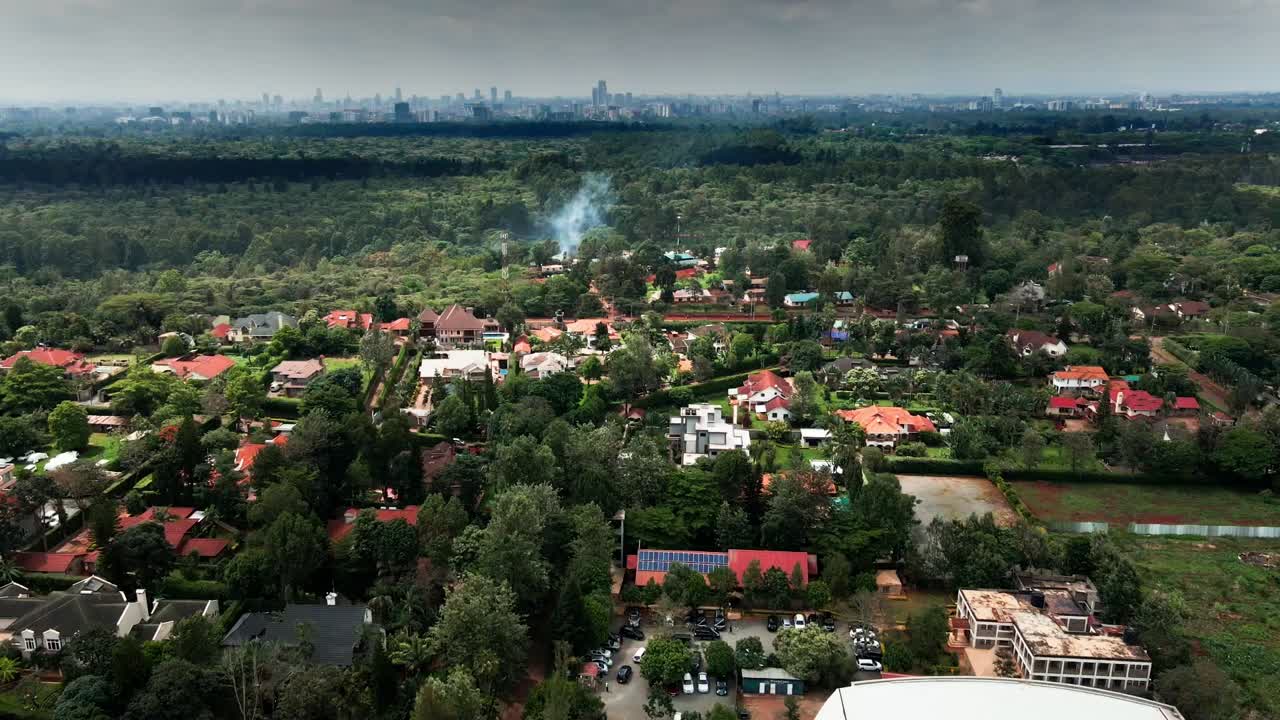 동아프리카 케냐 에서 멀리서 불타는 불에서 이 아오르고 있다