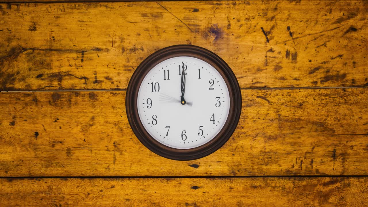 un reloj colgado en la pared timelapse 4k